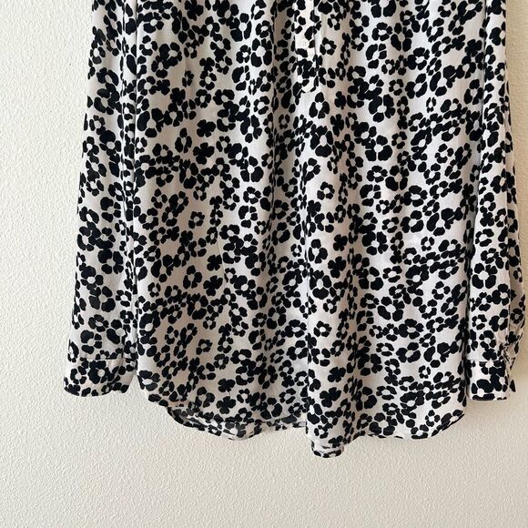 Ann Taylor LOFT Size Medium Long Sleeve Blouse quarter button up floral - Picture 7 of 9